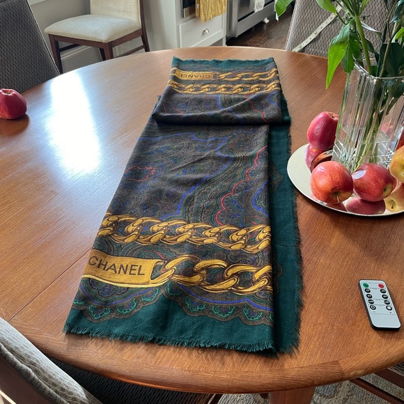 Chanel scarf in silk and wool. - Picture 4 of 8